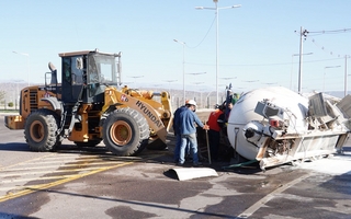 Un camión de hormigón volcó en la rotonda de acceso al Predio Ferial de Chimbas