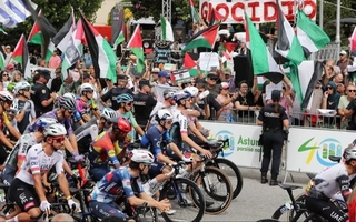 Manifestantes protestaron por Gaza y paralizaron la Vuelta a España 2025