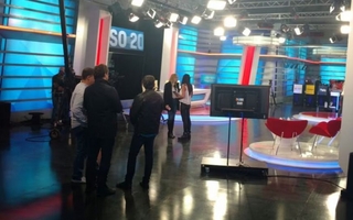 Terror en Crónica TV: un hombre armado con un cuchillo irrumpió en pleno noticiero