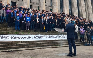 El decano de la Facultad de Derecho dio una clase pública en defensa de la universidad
