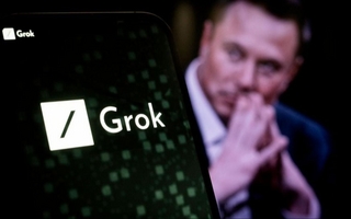 La empresa de Elon Musk despidó a 500 empelados que entrenaba al chatbot Grok