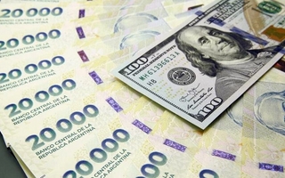 El dólar oficial cerró a $1.480 y achica la brecha con el blue