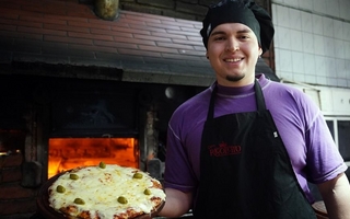 Alex, el mejor pizzero de San Juan, ganó con el aliento de una pizzería familiar