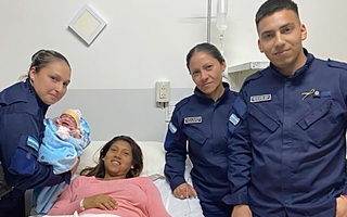 Héroes: policías de Caucete asistieron un parto en casa en plena madrugada