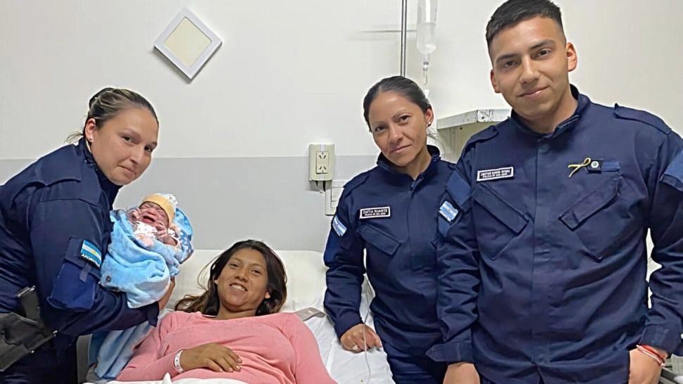 Caucete: policías ayudaron en el nacimiento de una bebé en casa con éxito