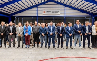 Orrego inauguró la cancha de hockey del Camping Centro Comercial de Santa Lucía