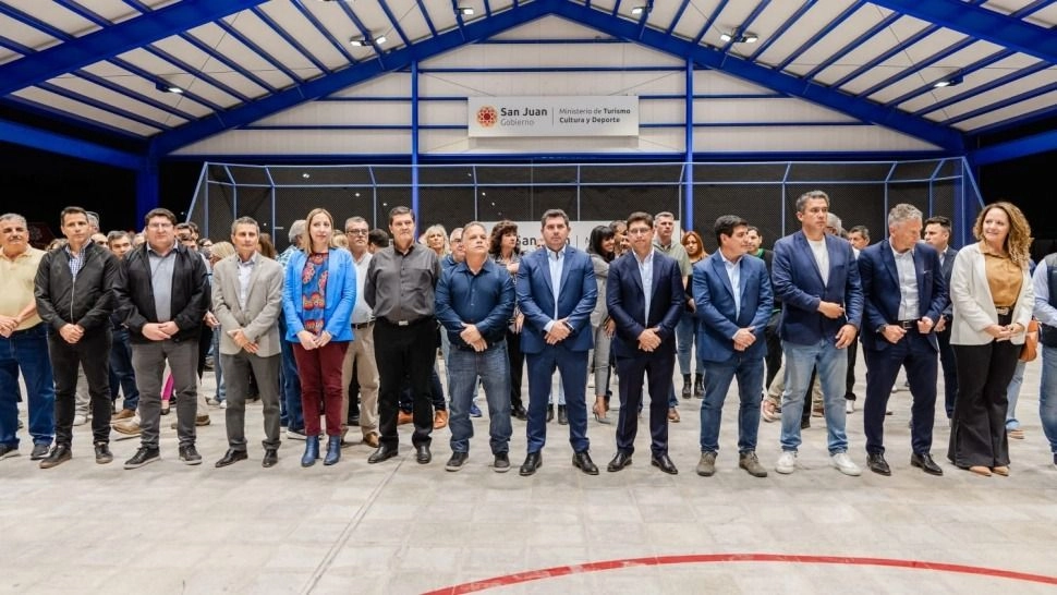 Con techado e iluminación, Orrego inauguró obras en la cancha de hockey del Camping Centro Comercial