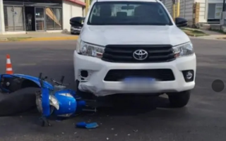 Una motociclista terminó en el hospital tras chocar contra una camioneta 