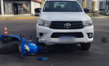 Una motociclista terminó en el hospital tras chocar contra una camioneta 