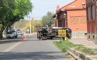 Una camioneta a alta velocidad volcó frente a la bodega Graffigna