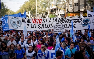 Familias, docentes y estudiantes tiñeron de colores el centro en defensa de la universidad