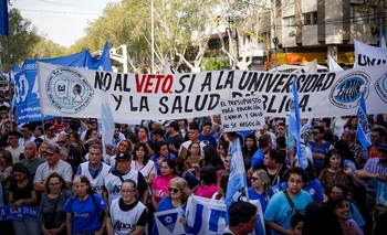 Familias, docentes y estudiantes tiñeron de colores el centro en defensa de la universidad