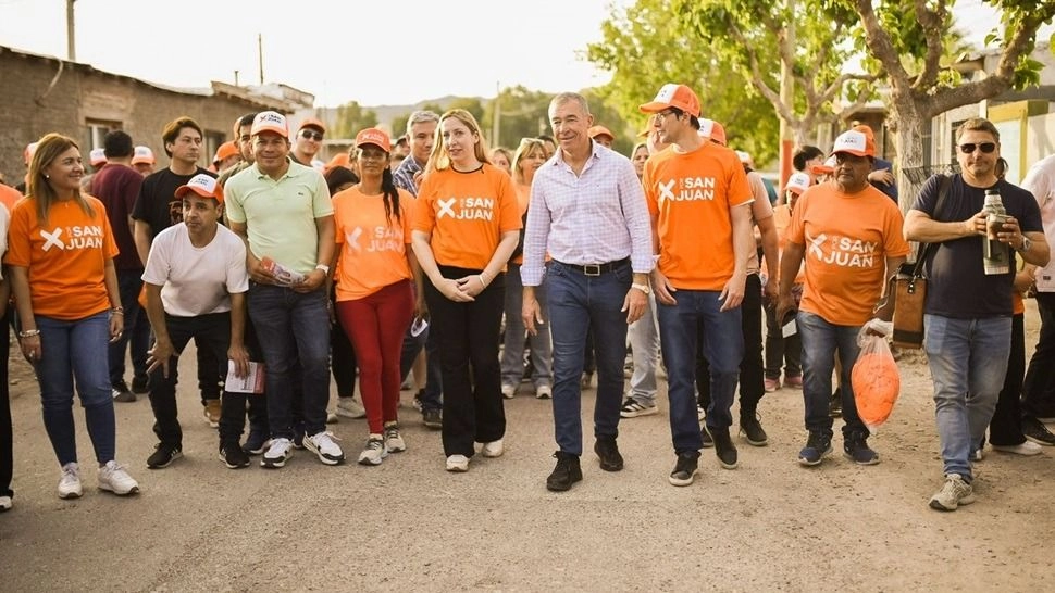 Los candidatos del Frente Por San Juan caminaron junto a vecinos de Chimbas