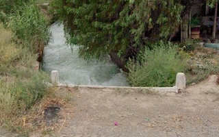Escucharon gritos de ayuda y descubrieron que un hombre cayó a un canal en Pocito: es intensamente buscado