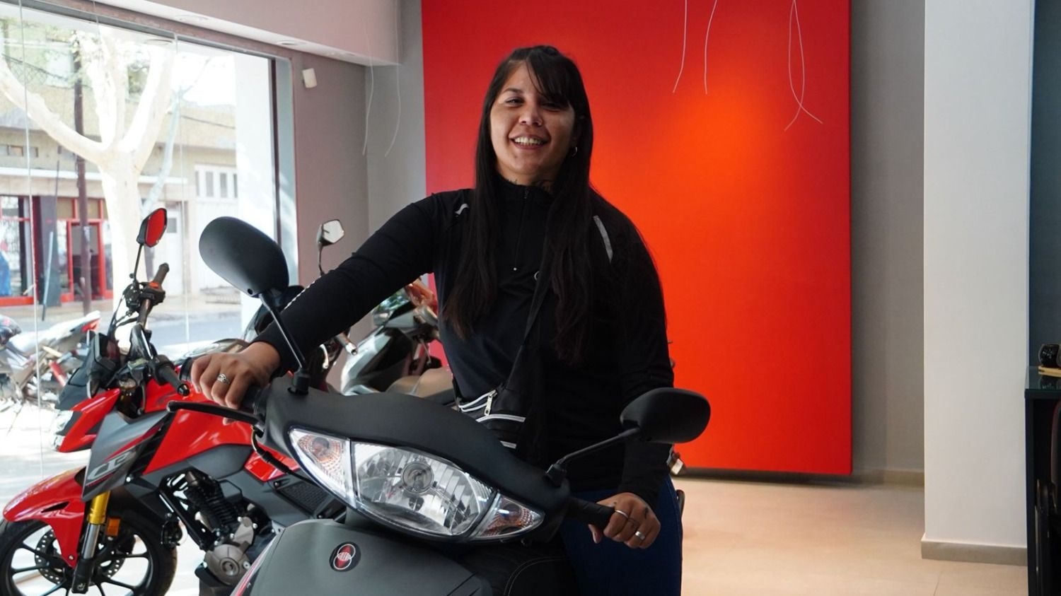 Con emoción, Daiana recibió la sexta moto de la Ruleta del Huarpe