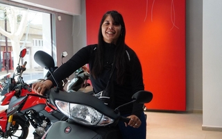 Sexta ganadora de la Ruleta del Huarpe: Daiana recibió su moto 