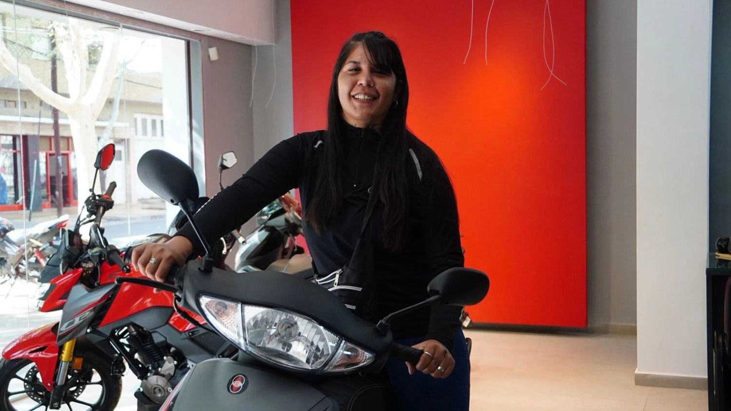 Con emoción, Daiana recibió la sexta moto de la Ruleta del Huarpe
