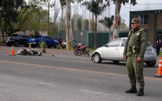 Choque en la Ruta 20: una moto y un auto colisionaron frente a la YPF de La Legua