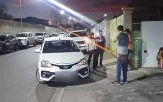 Ciclista atropellada por un auto tras circular en contramano