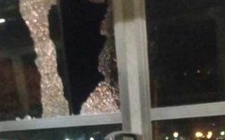 Atacaron a piedrazos a un colectivo que circulaba por Rivadavia