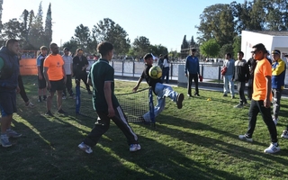 Jóvenes disfrutaron los juegos deportivos en el FestiJoven