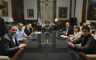 Milei postergó su viaje a EE.UU. y reunirá al Gabinete y su mesa política