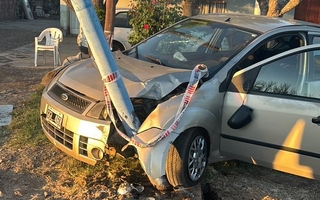 Manejaba por la Ruta 20 en estado de ebriedad, chocó a un peatón e impactó contra un poste
