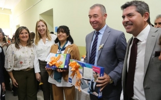 Entregaron notebooks a docentes de Sarmiento y 25 de Mayo e inauguraron una escuela 