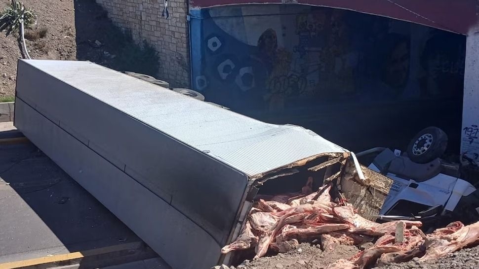 Guaymallén: volcó un camión frigorífico y vecinos intentaron llevarse la carne