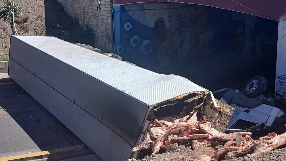 Guaymallén: volcó un camión frigorífico y vecinos intentaron llevarse la carne