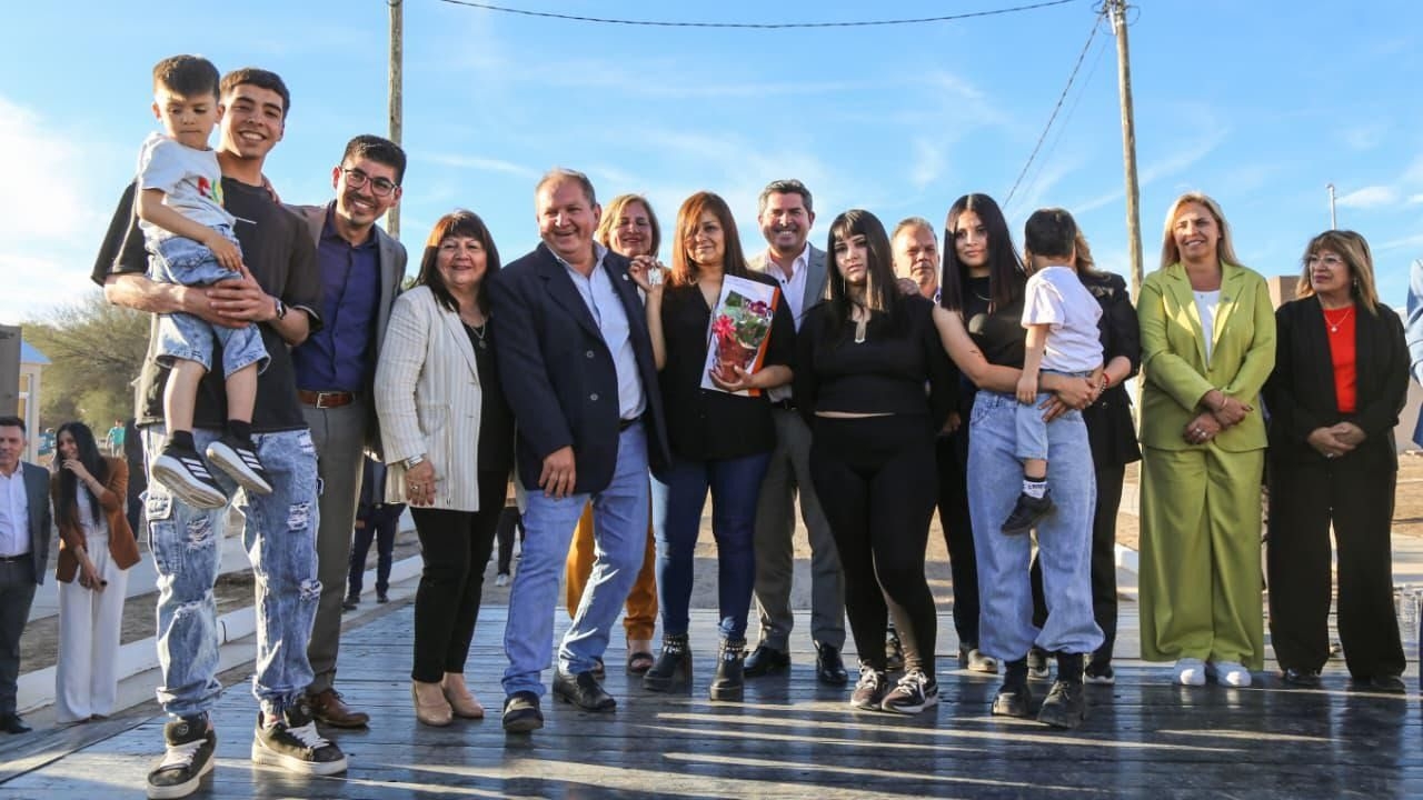 El gobernador Orrego entregó 27 viviendas en San Martín 