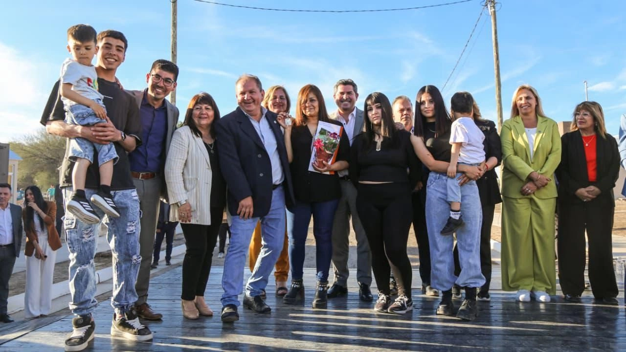 El gobernador Orrego entregó 27 viviendas en San Martín 