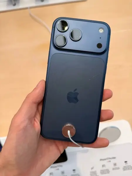 Usuarios denuncian rayones en el acabado azul oscuro del iPhone 17 Pro