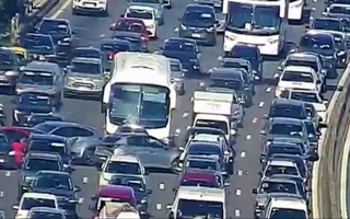 Diez autos y un micro descontrolado protagonizaron un terrible choque múltiple en Buenos Aires