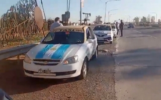 Taxistas sanjuaninos viajaron a Mendoza para apoyar a sus colegas en protesta contra las apps