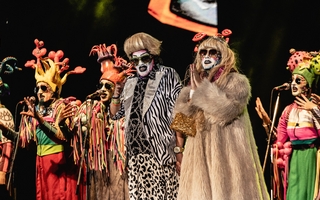 Agarrate Catalina transforma el Teatro Sarmiento en un carnaval de sátira y música