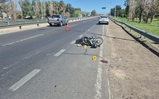 Motociclista terminó herida tras impactar contra un utilitario en Avenida Circunvalación