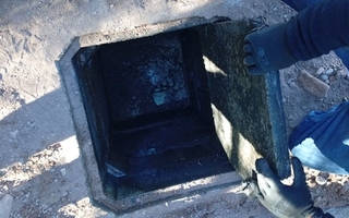 Una empresa arrojaba residuos industriales por una cloaca: serán sancionados