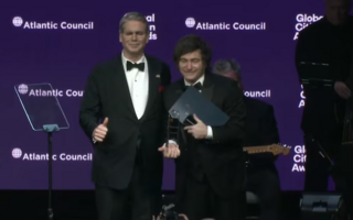 Milei recibió un premio de Bessent y dijo: “Estamos en el camino correcto” 