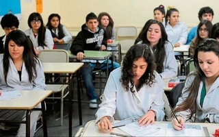 Solo 10 de cada 100 alumnos terminan la secundaria a tiempo
