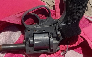 Golpeó a una mujer y la amenazó con un arma para robarle, pero todo le salió mal