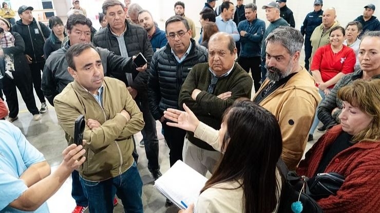 Los iglesianos le hicieron sentir al intendente y a los concejales su enojo por las faltas de respuestas a sus reclamos. Foto: Diario Libre de Iglesia.