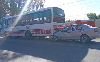 Accidente entre auto y colectivo dejó un herido y hay dudas sobre quién conducía
