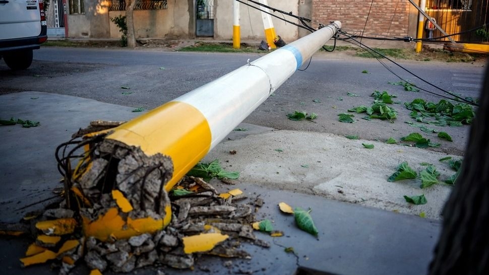 Un camión tumbó postes de luz en Rawson y se dio a la fuga