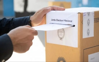 Milei pierde liderazgo en las encuestas y Kicillof se consolida