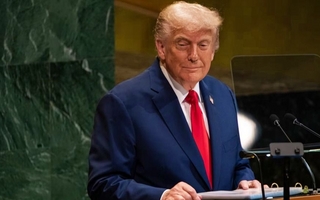 Trump anuncia fuertes aranceles a medicamentos, camiones y muebles importados
