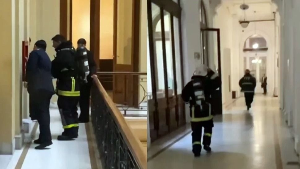 Al menos seis bomberos de la Policía Federal rompieron las cabinas donde se encontraban los matafuegos e ingresaron con hachas al lugar. (Foto gentileza)