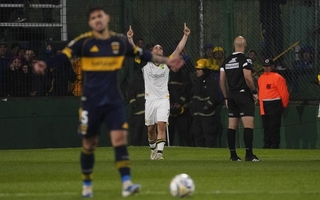 Boca perdió sobre el final con Defensa y queda fuera de la clasificación a Libertadores