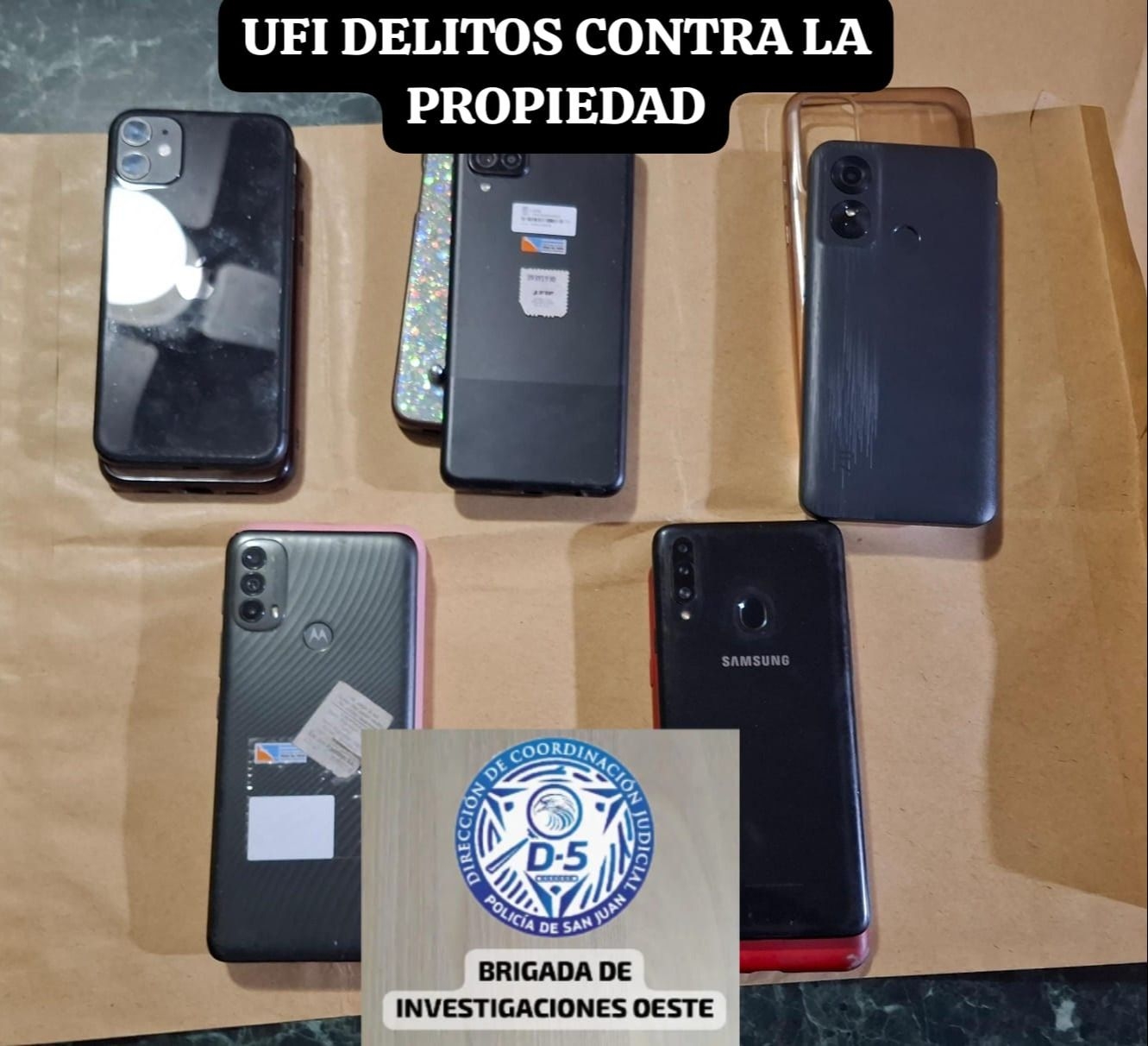 Los efectivos secuestraron cinco celulares con los que se cree se producía la venta de lo robado. Foto gentileza. 