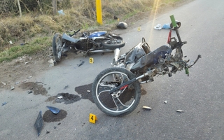 Choque entre dos motos: uno fue trasladado inconsciente y el otro con lesiones graves